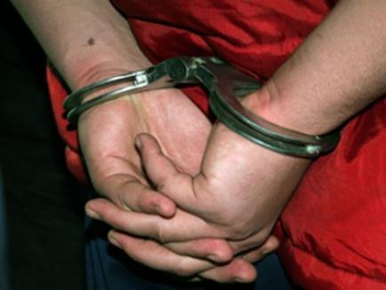 Scandalagiul care a atacat doi poliţişti e totuşi periculos: Tribunalul Bihor l-a arestat pentru 29 de zile 